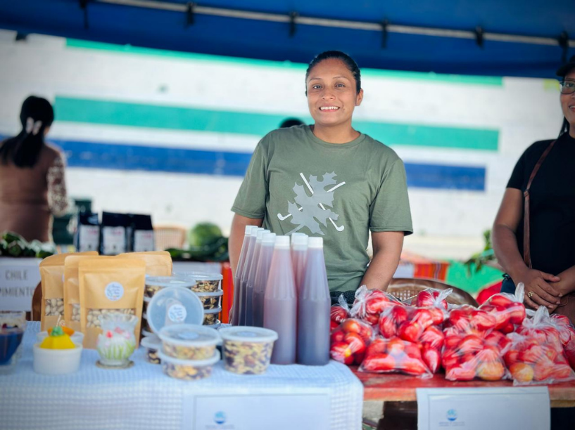Jóvenes trabajando en proyecto agrícola